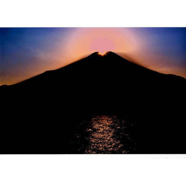 [商品名]秋元隆良 奇跡の写真 ダイヤモンド扇富士[仕様]■原材料　印画紙■サイズ・ゴールドカラー額：約415m×315mm、重量約980g・窓抜きサイズ（作品の見える大きさ）：約300mm×195mm■商品構成：銀塩写真×1、額×1■原産...