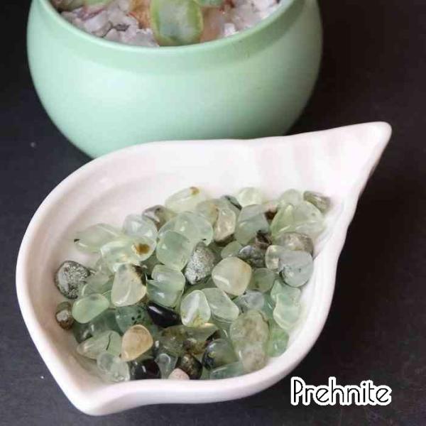 天然石 葡萄石 プレナイト インクルージョン入り 100ｇ ※形はすべて丸、角ではございません。ご了承くださいませ。天然石のため、細かい傷などがみられる場合がございます。マス目は5mmです、ご参考くださいませ。現物を撮影しております※天然石...