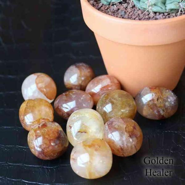 ゴールデンヒーラー タンブル Mサイズ 1個 天然石 20〜30ｇ1個【 ゴールデンヒーラー 】石の表面が優しいイエローカラー、ゴールドカラーに染まった水晶です。この色は土中の成分、鉄分やリチウム等が蒸着した為です。自己実現やハイヤーセルフ...