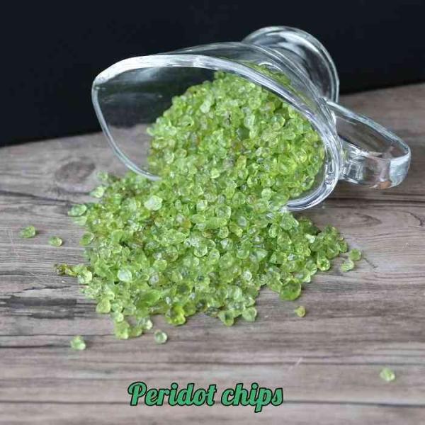 天然石 ペリドット さざれ石 50ｇオルゴナイト にお使いいただける サイズです。マス目は5mmペリドットには珍しい小粒サイズです。※クリックポストをご利用の場合は800gまでとなります。