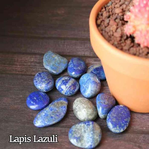 ラピスラズリ XSサイズ タンブル 1個 12月誕生石在庫より1点お選び致します5〜10ｇ 1個幸運をもたらす石と言われ、邪気を退けて正しい判断力を高めて、最高の幸運を呼び寄せてくれるパワーストーンです。目先の幸運を運ぶ性質ではなく、厳しい...