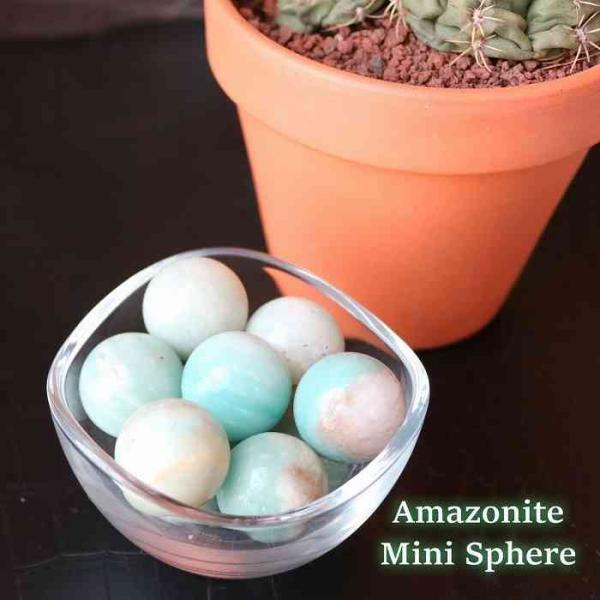 ミニ アマゾナイト 丸玉スフィア 20mm 1個※在庫より1点お選びします1個販売台座が必要な場合は6mmの多面スターカット水晶でお作りします。※天然石は自然の贈り物です、人工物ではございませんので、成長過程でのクラック（欠け）やインクルー...