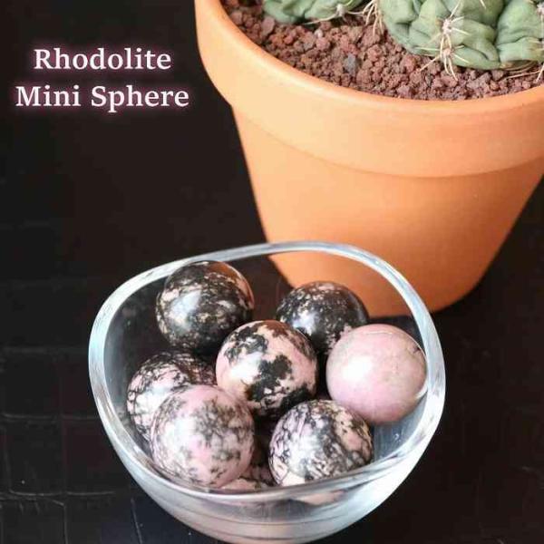 ミニ ロードナイト 丸玉スフィア 20mm 1個※在庫より1点お選びします1個販売台座が必要な場合は6mmの多面スターカット水晶でお作りします。※天然石は自然の贈り物です、人工物ではございませんので、成長過程でのクラック（欠け）やインクルー...