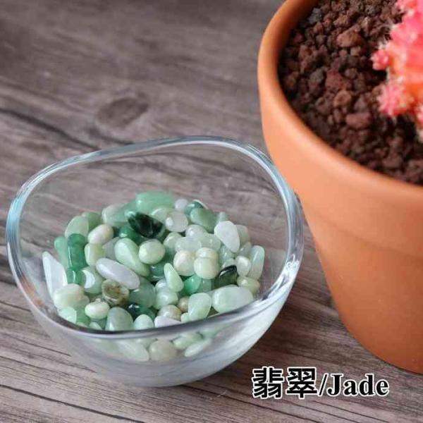 翡翠 ひすい ヒスイ さざれ石 極小〜小粒 50g【 ヒスイ 】翡翠は日本や中国では馴染みの石です。古来より翡翠の勾玉を神事の儀式に使用し、皇族や貴族などの特権階級の人が身につけていました。淡いグリーンが印象的な石ですが、白色や黒色があり特...