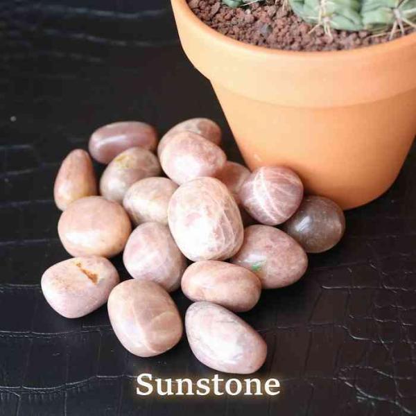 サンストーン  タンブル Mサイズ 1個10〜20ｇ程度1個　　　　※天然石は自然の贈り物です。人工物ではございませんので、成長過程でのクラック（欠け）やインクルージョン（内包物）が含まれる場合もあります。 形状のばらつきや、表面の小傷、凹...