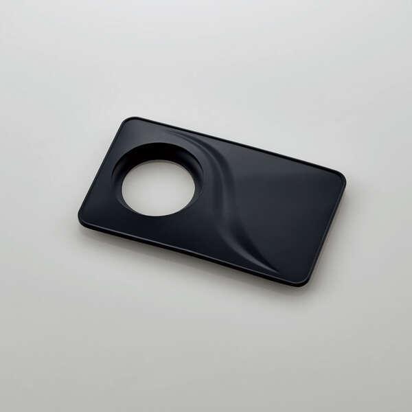 カードサイズより一回り小さくスリムな形状で、AirTagを装着することで財布などのカードポケットにしっかり収納できるカード型ハードバンパーです。