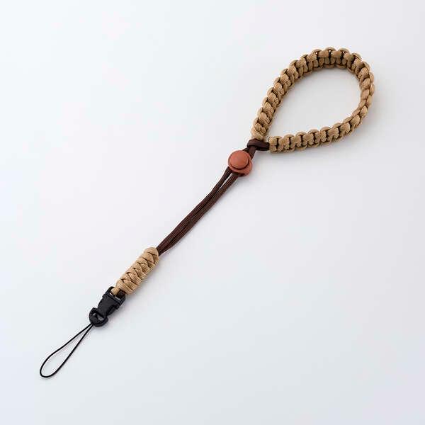 撮影をもっと快適に!“instax”(チェキ)や“写ルンです”など、幅広いコンパクトタイプのカメラに使えるハンドストラップです。手首に掛けることで手から滑っても落ちにくく、カメラの落下を防止。スムーズに撮影を始められます。シンプルながらも存...