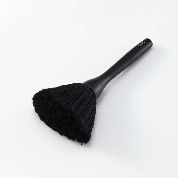 マグネット付きでピタッ!と取り付けて収納できる、画面やOA機器の掃除に便利なクリーニングブラシです。帯電防止繊維入りのブラシが機器表面の静電気を除去し、ホコリを付きにくくする除電タイプです。