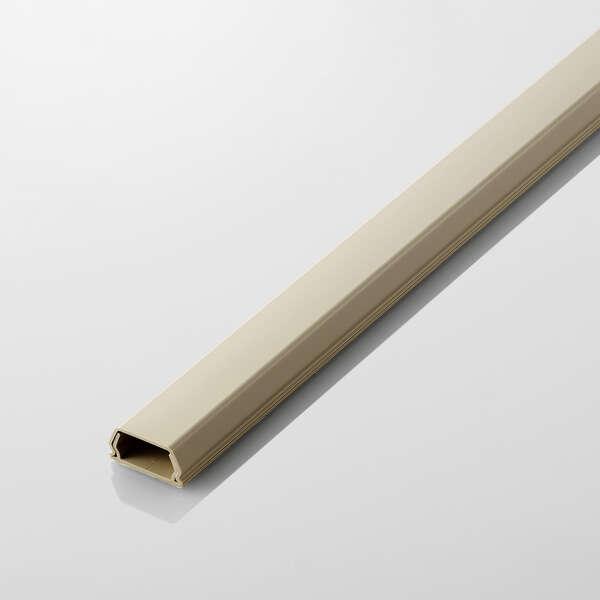 粘着テープがプラモールの底面に予め貼り付けてあり、テープ貼り作業が不要。壁に配線するケーブルを断線などから保護し、すっきりと収納できる長さ1m幅26mmのフラットモール。