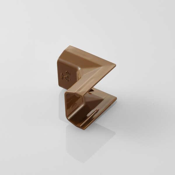 フラットモールの蓋の上からかぶせるだけ。配線の際のケーブルを保護し、すっきりと収納できるフラットモール(LD-GAF2MBR)用のジョイントパーツ(入ズミ)。