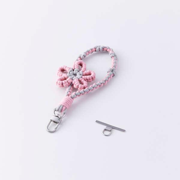 手元にやさしくなじむ綿素材に、お花のモチーフが映える華やかなアクセントを添えたハンドストラップです。手首や腕から提げて持ち歩けるので、両手がふさがらずいつでもサッとスマートフォンの操作ができます。カラビナは1か所のみの軽量仕様で、アクセサリ...