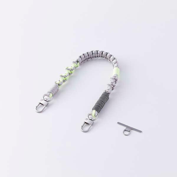 編み模様と配色にこだわったデザインで、手元にさりげない彩りを添えるハンドストラップです。手首や腕から提げて持ち歩けるので、両手がふさがらずいつでもサッとスマートフォンの操作ができます。ロープ編みならではの丈夫さがあり、型崩れしにくく、スマー...