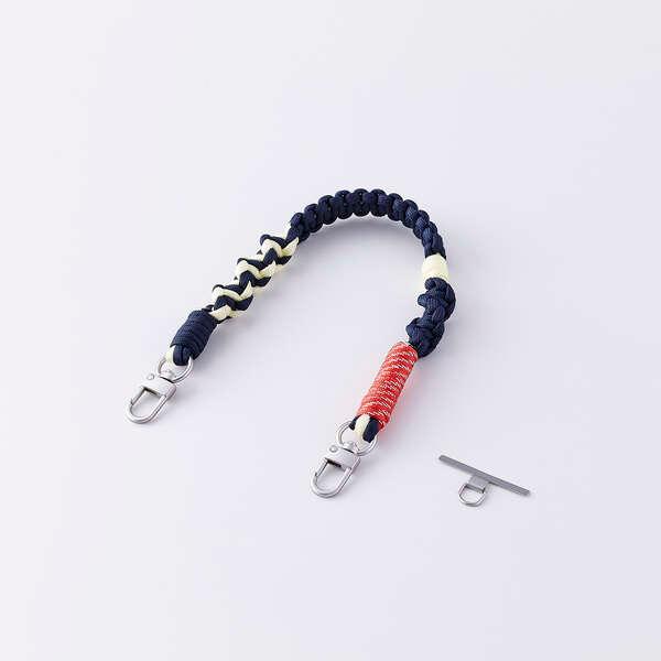 編み模様と配色にこだわったデザインで、手元にさりげない彩りを添えるハンドストラップです。手首や腕から提げて持ち歩けるので、両手がふさがらずいつでもサッとスマートフォンの操作ができます。ロープ編みならではの丈夫さがあり、型崩れしにくく、スマー...