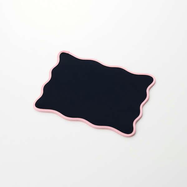 デスクに彩りと快適さをプラス。波のようなウェーブラインが個性的なマウスパッドです。2色のコントラストが美しいバイカラーデザインで、デスクを華やかに彩ります。快適でスムーズなマウス操作が可能で、デスクを傷から守りつつ、きれいに保てます。