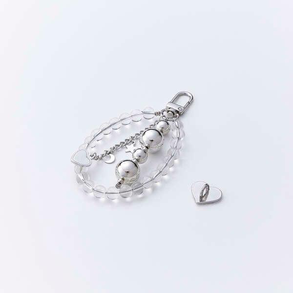 光を受けてきらめくガラスビーズが、アクセントとしても映えるチャームストラップです。毎日持ち歩くスマホを、自分好みに手軽にカスタマイズできるアイテムで、気分に合わせておしゃれを楽しめます。スマホケースにストラップホールがなくても使える、強力粘...