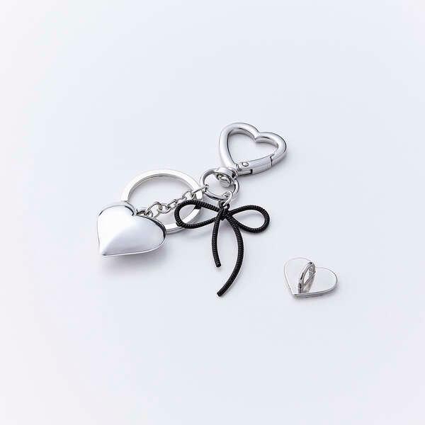 ブラックリボンの落ち着いた質感が、日常使いにほどよくなじむチャームストラップです。毎日持ち歩くスマホを、自分好みに手軽にカスタマイズできるアイテムで、気分に合わせておしゃれを楽しめます。スマホケースにストラップホールがなくても使える、強力粘...