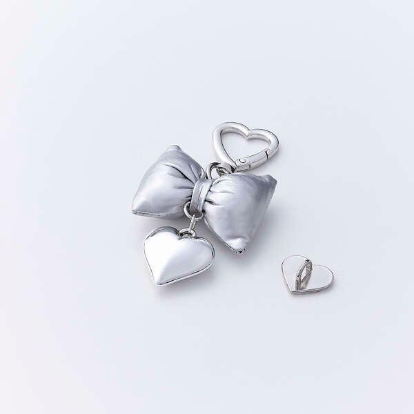 ぷっくりとしたフォルムのリボンチャームが、スマホケースに愛らしさを添えてくれるチャームストラップです。毎日持ち歩くスマホを、自分好みに手軽にカスタマイズできるアイテムで、気分に合わせておしゃれを楽しめます。スマホケースにストラップホールがな...