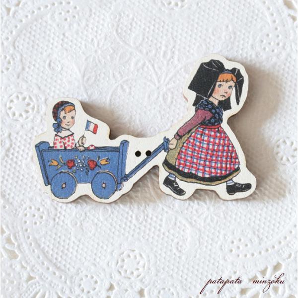 ハンジ HANSI アルザス  ローリー（荷車）をひく女の子 フランス 製 木製ボタン アトリエ ボヌール ドゥ ジュール 手芸 ボタン 雑貨