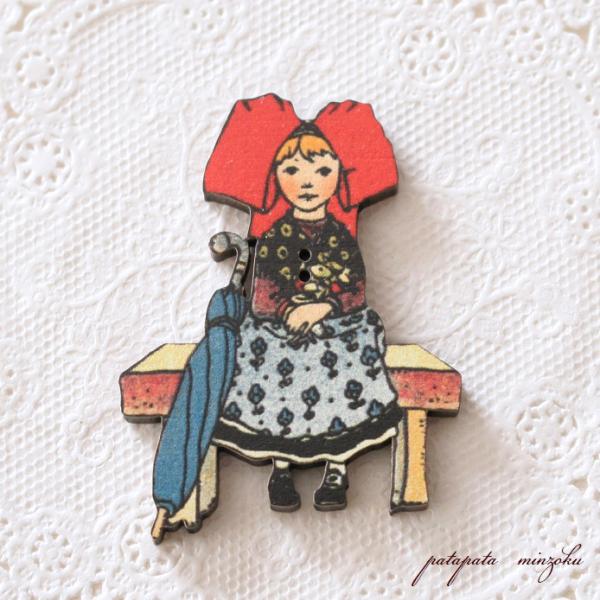 ハンジ HANSI アルザス ベンチに座る赤いリボンの女の子 フランス 製 木製ボタン アトリエ ボヌール ドゥ ジュール 手芸 ボタン 雑貨