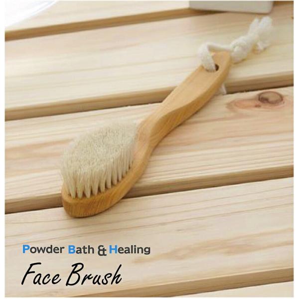 常に外気にさらされているお顔。特に女性は毎日のメイクで少しずつ毛穴の汚れや角質が蓄積されてしまっています。そんな時、洗顔に活用したいのがこちらのフェイスブラシです。ブラシに使用しているのは厳選された馬の毛100％。馬の毛は程よい弾力があるの...