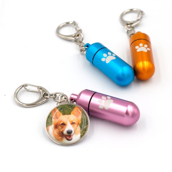 遺骨、歯、毛などを入れられる遺骨カプセルキーホルダータイプアルミ製でとても軽量で、表面の光沢を抑えて上品に仕上げ、カプセル中心には可愛らしい足あと肉球マーク入りの遺骨カプセルです。オーダーメイドで、ペットちゃんのお写真、お名前、享年、生年月...