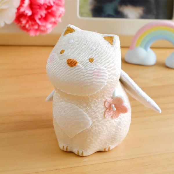 このメモリアルモニュメントは、柔らかなちりめん素材で作られており、繊細なお花の装飾が施されています。 天使の羽を持つ愛くるしい犬の姿で、まっすぐとあたなを見つめてきて、 まるでお話をしているように、優しく寄り添います。 リビングルームの棚や...