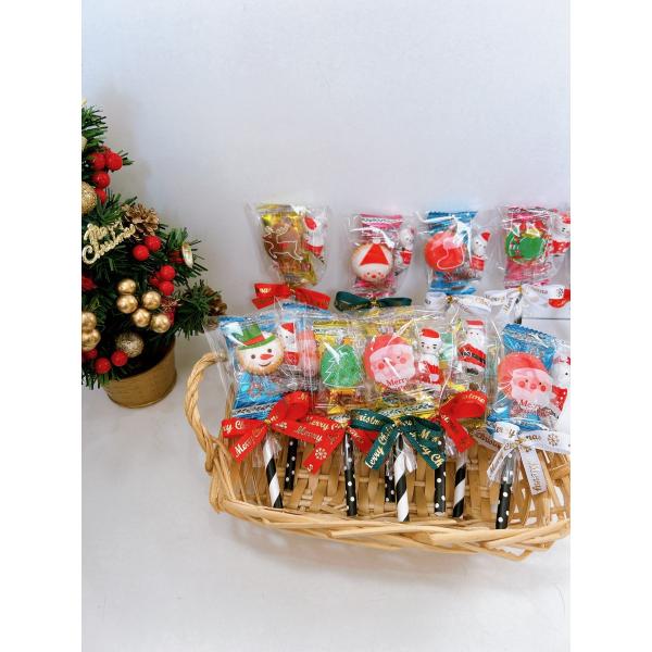 クリスマスにちょこっとお配りするのに最適な大きさ！！お友達や子供会、職場の方、販促品などに♪個包装のお菓子3個入り【内容】クリスマスチョコレートボール・・・一個クリスマスヨーチ・・・一個クリスマスクランチ・・・一個【備考】チョコレートボール...