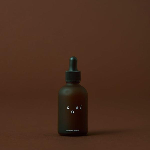 60mL 30種類以上のたくさんの植物の恵みがツヤとハリを与える 水分やハリがなくなった肌に、必要な栄養分をプラスしてくれる美容液。贅沢に配合された30種類もの上質な植物オイル・エキスが、お肌のキメを整え、健やかな美しさに導きます。リッチな...