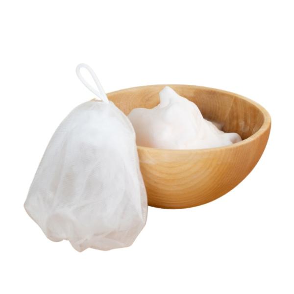 泡 ち、キメ細かさ、使いやすさに拘った、 究極の泡 てネット。伸縮性のある柔ら かいネットが贅沢に ４連構造に。 中に けんを れて 吊るして保管できます。