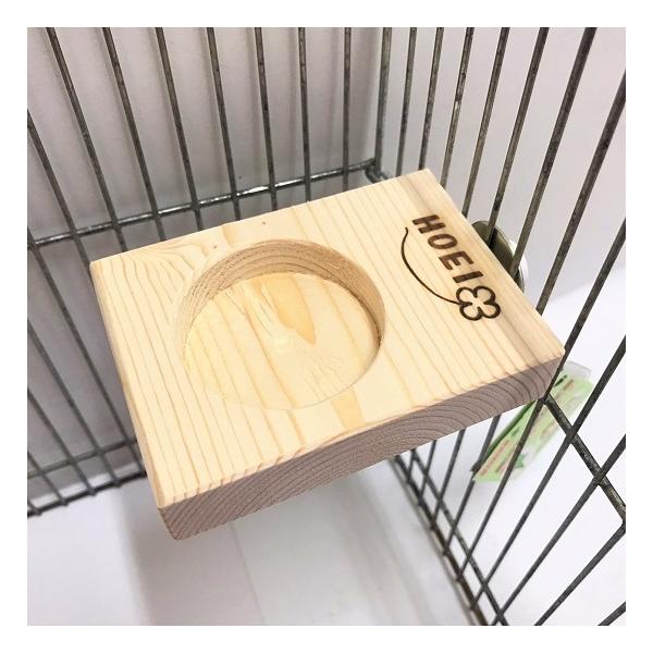 HOEIのウッディートーイは、天然木を使用しています。あたたかい木のぬくもりと優しい風合いがうれしいシリーズ。お好きな場所に取り付けてケージをより快適な空間にカスタマイズできます。ケージ内での移動時のステップ、休憩場所などに。凹みもあるので...