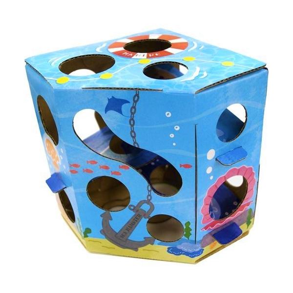 BOX型のダンボール製のおもちゃ。おやつを隠してフォージング、おもちゃとして囓ったり、壊したり、ストレスが解消します。   サイズ：約Ｗ１３０×Ｈ１５０×Ｄ１３０ｍｍ【フォージングとは？】フォージングとは、餌探し行動【採餌(さいじ)】の事を...