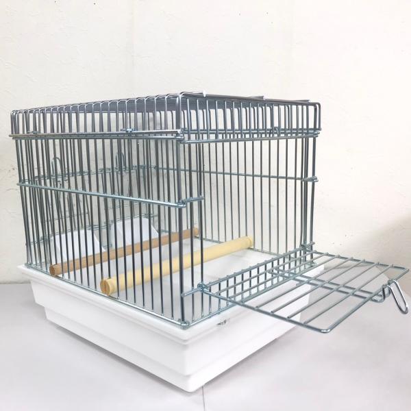 餌水入れの付いたお出かけ用キャリーです。線経が太めで丈夫な作りなので、シロハラインコやアケボノインコくらいの鳥種へも利用出来ます。文鳥、セキセイインコ、マメルリハくらいの小鳥なら一時飼育にも。サイズ：約W220×D280×H260mm線径：...