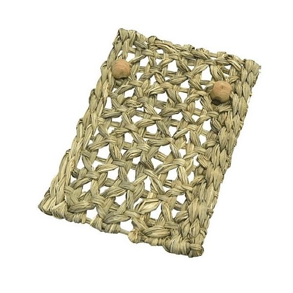 チモシーで編んだメッシュ型の牧草パネル。マンチボールなど柔らかい素材が大好きな鳥さんには囓りごたえバッチリです♪ケージに取り付けられる木製ネジ付き。おもちゃのパーツをぶら下げても楽しく遊べます。本体サイズ：約W270×D195mm ※パッケ...