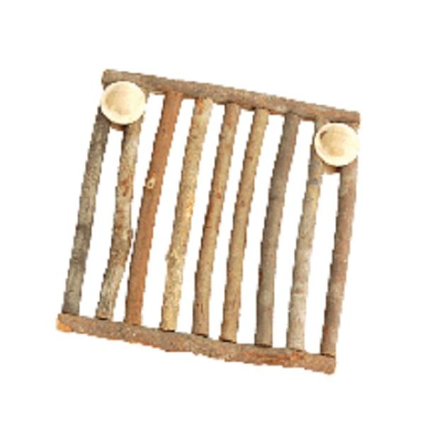 自然木のメッシュパネル。囓り木としておもちゃに！ペットヒーターなどのコンセントのガードにも！・金属のビスや釘は未使用！竹ピン使用のため安心です。・取付金具も木製で安心です。・自然木そのままなので、かじり木として安心です。サイズ:約Ｗ240×...