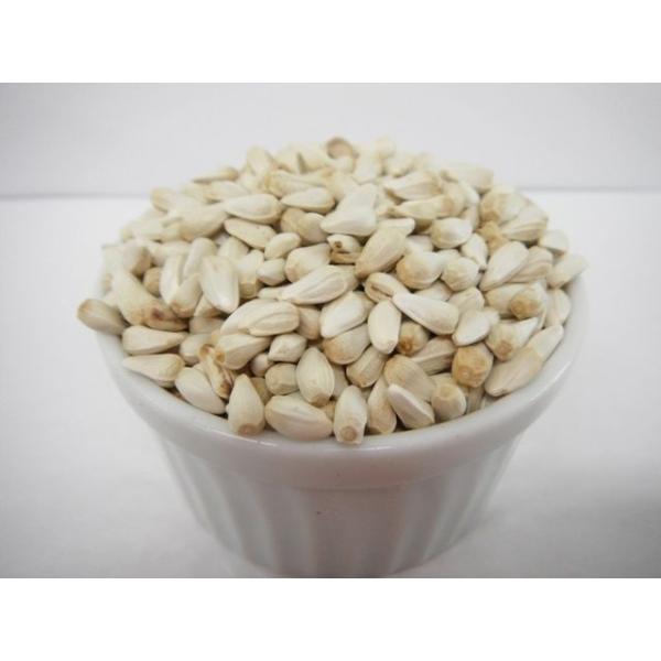 ヒマワリと並んで嗜好性が高い紅花の種。当店オリジナルパック(脱酸素材パック)です。【免責事項（商品について）】* 農作物ですので、収穫時期やロットにより形状や色合いに商品差がござます。* 農作物ですので、機械収穫時に自然界に存在し得る異物（...