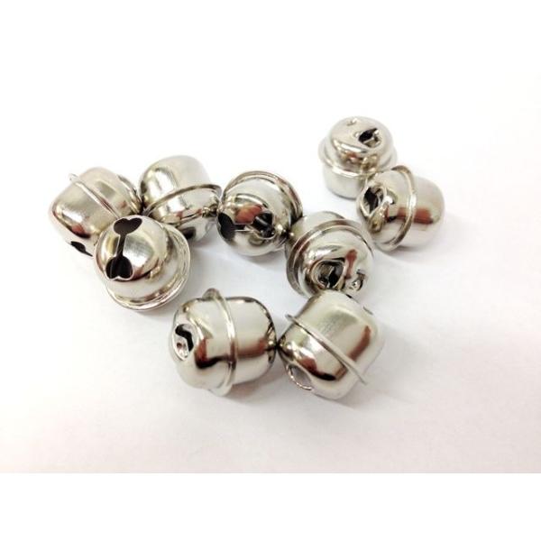 鈴・ベル専門業者さんで製造された国産の鈴です。ハンドトイやおもちゃの手作りに。サイズ(約)：14mm×15mm*ロットにより細部のデザインやサイズに差がある場合があります。 仕様：ニッケルメッキ※お値段は1ヶあたりです。