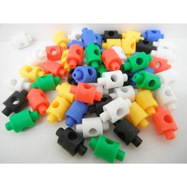 カラフルな見た目が好奇心をそそるローラー状のパーツです。ハンドトイや手作りおもちゃに如何でしょうか♪サイズ(約)：2.3cm×φ1.2cmカラー：ブラック、ブルー、レッド、イエロー、グリーン、ホワイトなど*パーツの色はランダムでの発送となり...