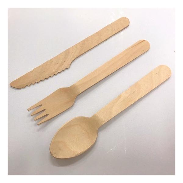 天然素材100％、木でできたスプーン、フォーク、ナイフの形をしたパーツです。先端が鋭利でないので安心です。ハンドトイや穴を開けて手作りおもちゃに。サイズ(約)：長さ14cm*サイズやデザインはロットにより多少の差ございます。*画像は複数撮影...