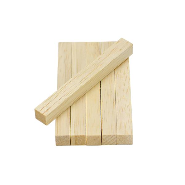 手に持ってかじりやすい太さと長さ！少しやわらかめの【やわめ】タイプ！サイズ(約)：長さ80mm×径9mmかじり木の材質：ファルカタ東南アジアや太平洋地域原産のマメ科の広葉樹。南洋桐とも呼ばれ、最近では、そうめんの箱等に良く使用される。木材と...