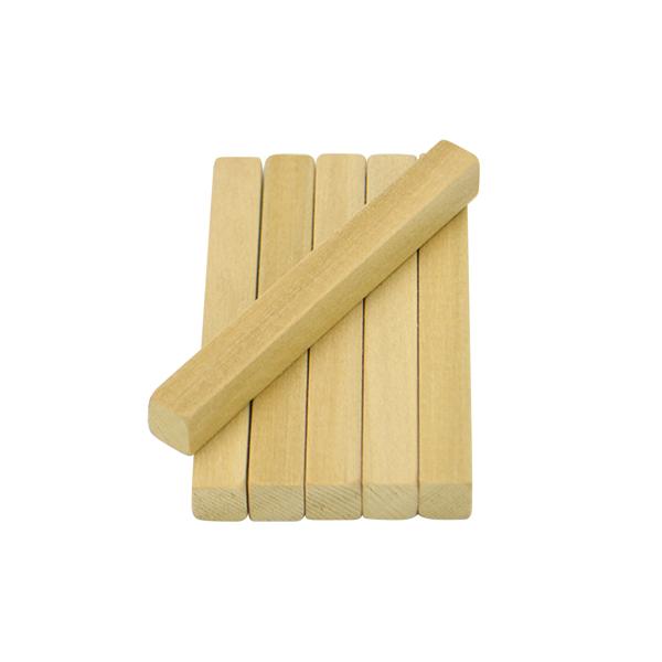 手に持ってかじりやすい太さと長さ！ほどよい硬さの【ふつう】タイプ！サイズ(約)：長さ80mm×径9mmかじり木の材質：アスペン北米等原産のヤナギ科の広葉樹。オモチャや額縁、割り箸等に使用される。広葉樹としては、軽く柔らかい部類。 ※素材の性...