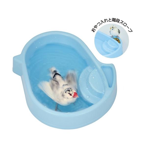 放鳥タイムに、 広々スペースでのびのび水浴び。階段も付いた小鳥の形の可愛いプール。小さなしっぽ部分には、おやつを入れられる餌皿付き。画像のようにおもちゃやおやつをプカプカ浮かせて遊んでも楽しい♪サイズ：約W266×D266×H50mm