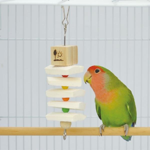 イカの甲（カトルボーン）でカルシウムとミネラル補給！おもちゃと一緒にかじってストレス解消＆くちばしをゆるやかに摩耗！ゆらゆら楽しいつり下げタイプ♪天然のイカの甲【 カトルボーン 】を、洗浄・天日干しし、かじりやすい形状にカット！木製パーツと...