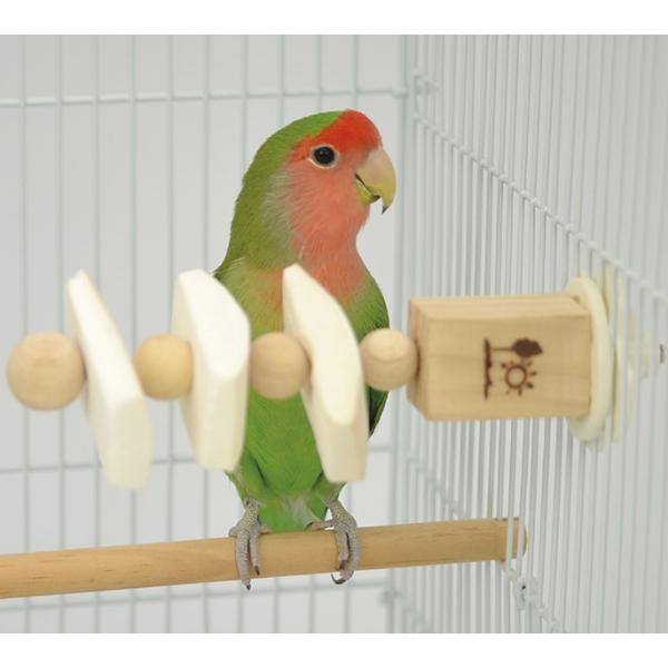 イカの甲（カトルボーン）でカルシウムとミネラル補給！おもちゃと一緒にかじってストレス解消＆くちばしをゆるやかに摩耗！側面・天井固定タイプ天然のイカの甲【 カトルボーン 】を、洗浄・天日干しし、かじりやすい形状にカット！木製パーツと組み合わせ...