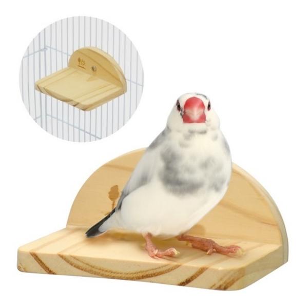 フラットタイプのとまり木で足元安定リラックス。夜も、もちろん日中も。老鳥にもオススメしたいやさしい場所です。サイズ(約)： W105×D80×H50mm※自然の素材を使用しております。湿気や乾燥等の環境によって、カビの発生、ヒビ割れ、色目の...