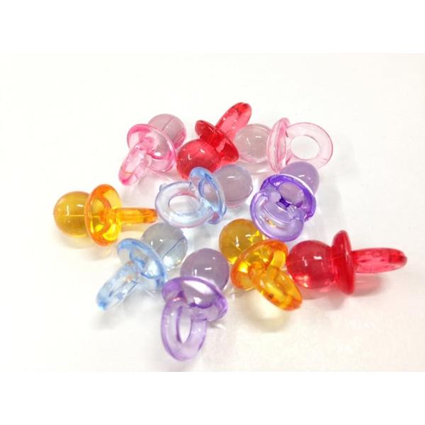 くわえてる姿を想像するだけで微笑ましいおしゃぶり型のハンドトイです。サイズ(約)：長さ2.1cm* サイズはロットにより±2mm前後の差がある場合があります。* 色はランダムでの発送となります。 在庫によっては色が偏る場合があります。* ロ...