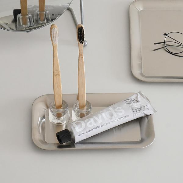 シンプルで洗練されたデザインのステンレス製トレイ アクセサリーや