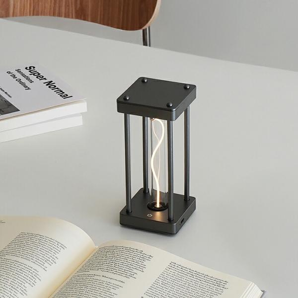 無機質なスクエアフレームと柔らかな光のコントラストが美しいラインライトです。本体を逆さまにするとLEDストリップがマグネットでまっすぐになり、外すと曲がるため、シーンに合わせて光の形を変えられます。ボタン1つで明るさを簡単に調整でき、2段階...