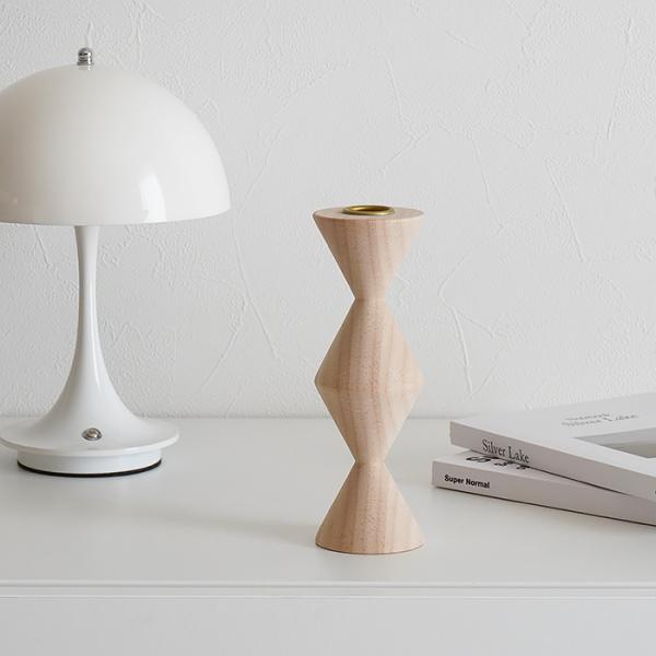 天然木を使用したナチュラルなウッドのキャンドルホルダーです。キャンドルホルダーとしては勿論のことオブジェとしてお部屋にそのまま飾るだけでおしゃれなインテリアになります。※天然木の為、1つずつ木目や色味が異なりますので予めご理解の上お買い求め...