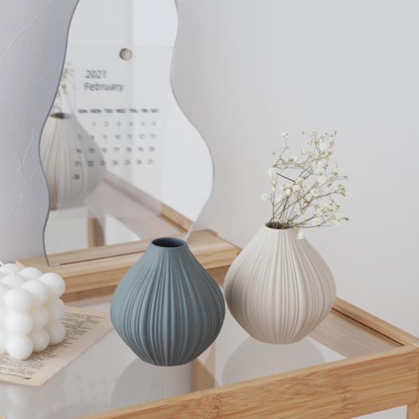 マットな質感のグレー/ベージュカラーのフラワーベースです。小ぶりなサイズなのでリビングは勿論のこと、玄関やサニタリー空間やキッチンなどにもおすすめです。オブジェとして何も入れずにそのまま飾るだけでお部屋のアクセントになります。※花は商品に含...