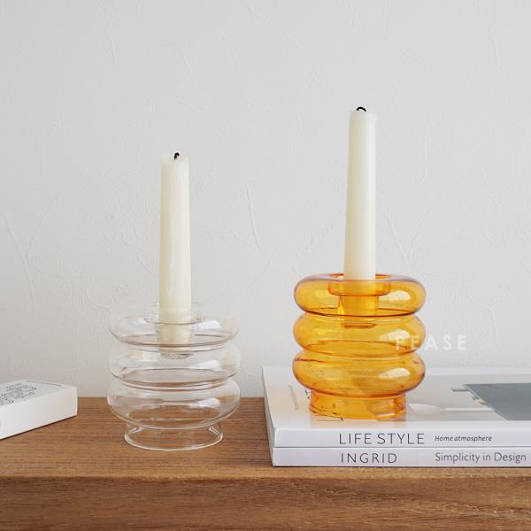 ドーナツを重ねたような丸い形が可愛いガラス素材のキャンドルホルダーです。ティーライトキャンドル・テーパーキャンドルの2wayでお使いいただけます。上下を逆にすればペンスタンドとしてもご活用いただけます。※キャンドルは商品に含まれません。※ガ...